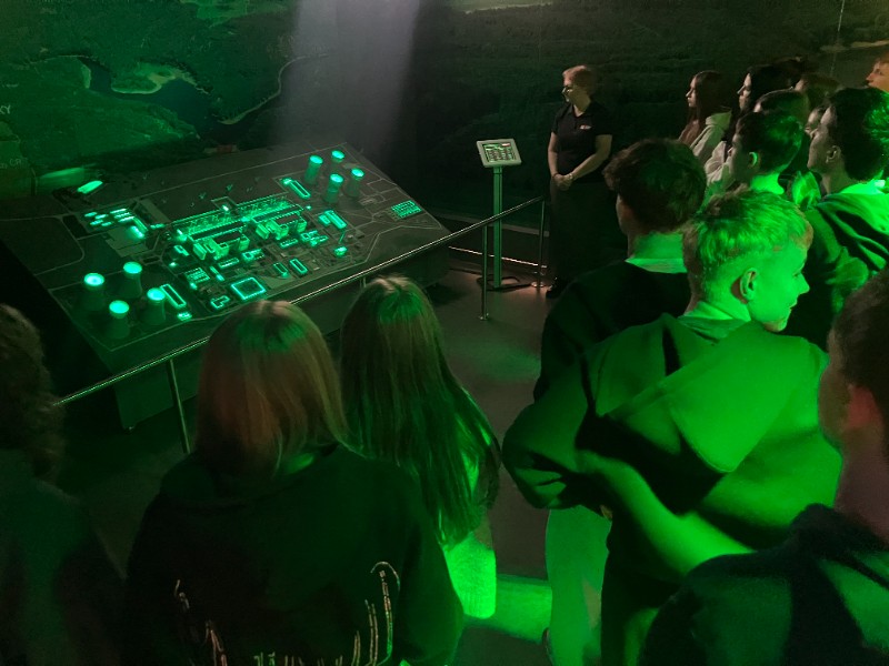 Exkurze deváťáků do Sloupsko-šošůvských jeskyní a do Jaderné elektrárny Dukovany Exkurze deváťáků do Sloupsko-šošůvských jeskyní a do Jaderné elektrárny Dukovany