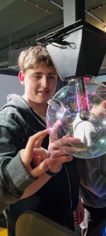 Exkurze deváťáků do Sloupsko-šošůvských jeskyní a do Jaderné elektrárny Dukovany Exkurze deváťáků do Sloupsko-šošůvských jeskyní a do Jaderné elektrárny Dukovany