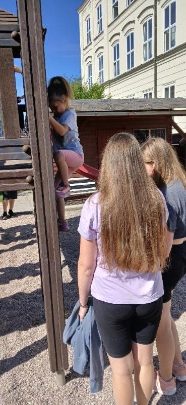 Prvňáčci a deváťáci poprvé spolu Prvňáčci a deváťáci poprvé spolu