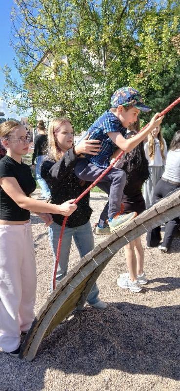 Prvňáčci a deváťáci poprvé spolu Prvňáčci a deváťáci poprvé spolu