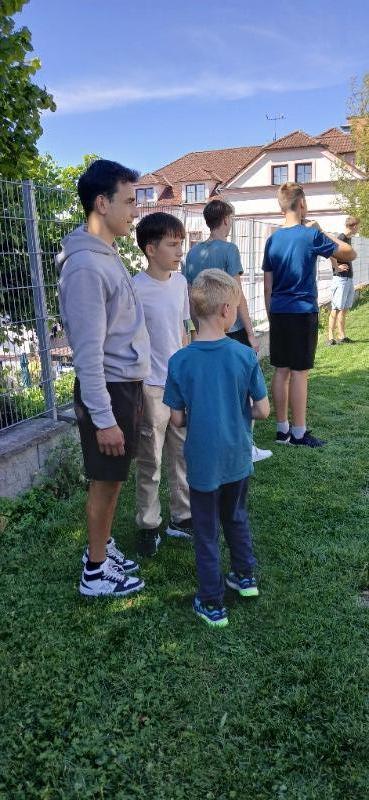 Prvňáčci a deváťáci poprvé spolu Prvňáčci a deváťáci poprvé spolu