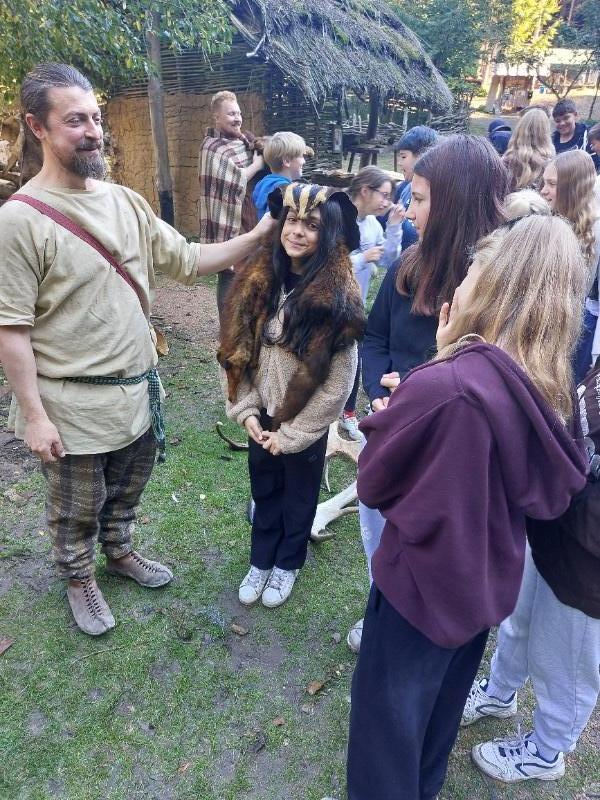 Dějepisná exkurze šesťáků na Křivolík Dějepisná exkurze šesťáků na Křivolík