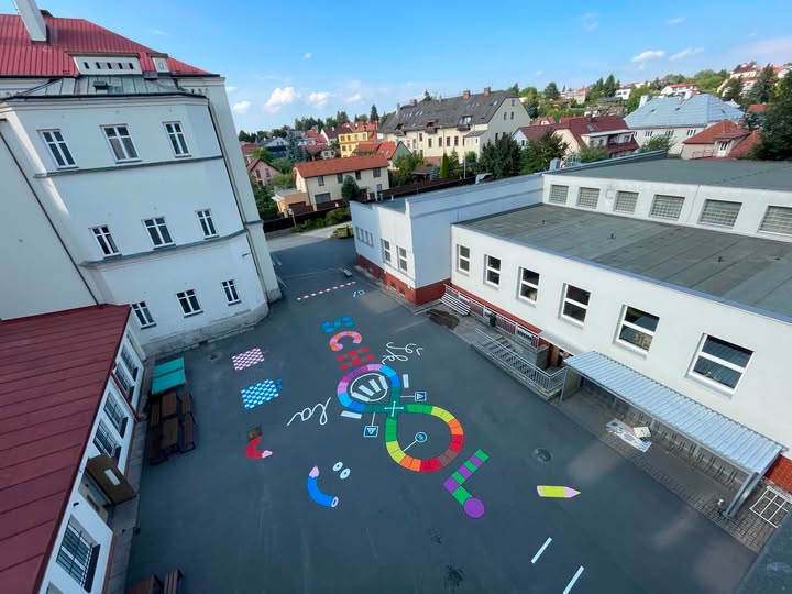 Školní dvůr v novém Školní dvůr v novém