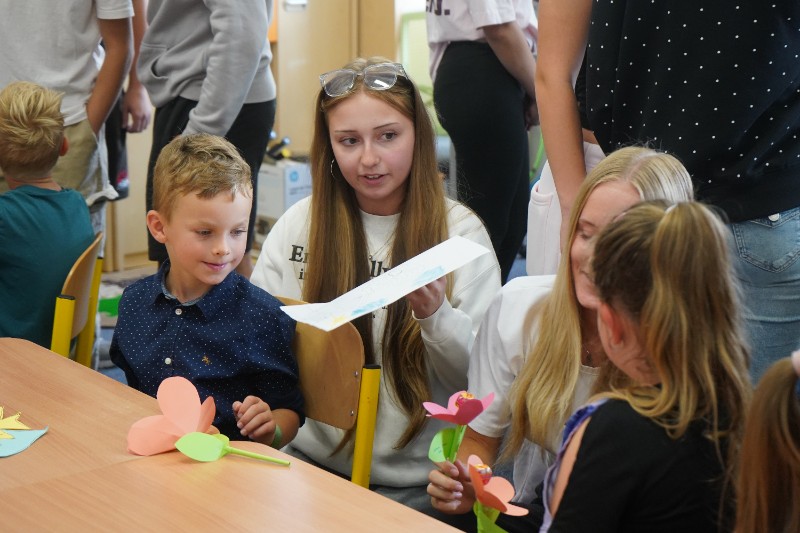 Prvňáčci a deváťáci poprvé spolu Prvňáčci a deváťáci poprvé spolu