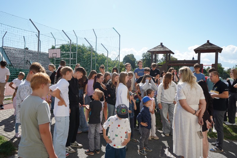 Prvňáčci a deváťáci poprvé spolu Prvňáčci a deváťáci poprvé spolu