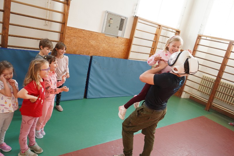 Sebeobrana v prvních třídách a II. A Sebeobrana v prvních třídách a II. A