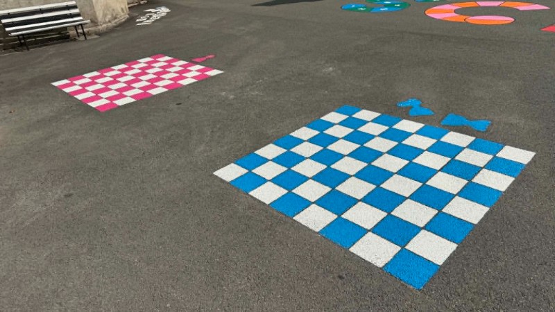 Školní dvůr v novém Školní dvůr v novém