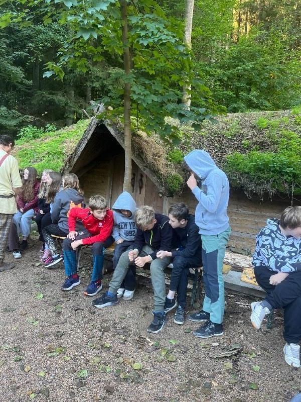 Dějepisná exkurze šesťáků na Křivolík Dějepisná exkurze šesťáků na Křivolík