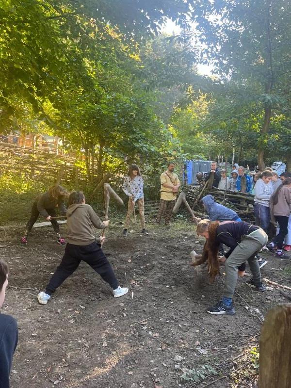 Dějepisná exkurze šesťáků na Křivolík Dějepisná exkurze šesťáků na Křivolík